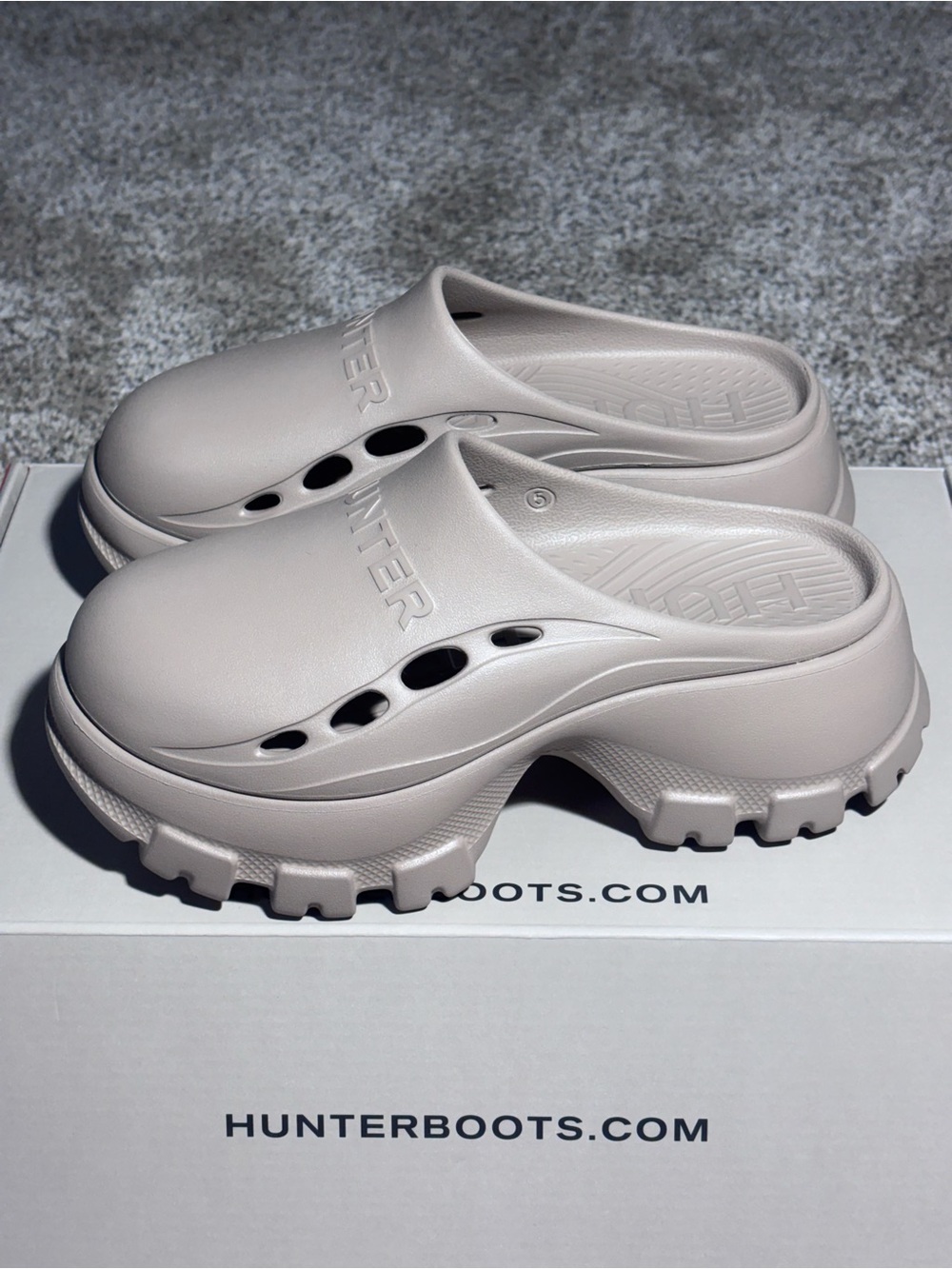 Hunter Size 5 Clogs “Bryce” in Light Taupe